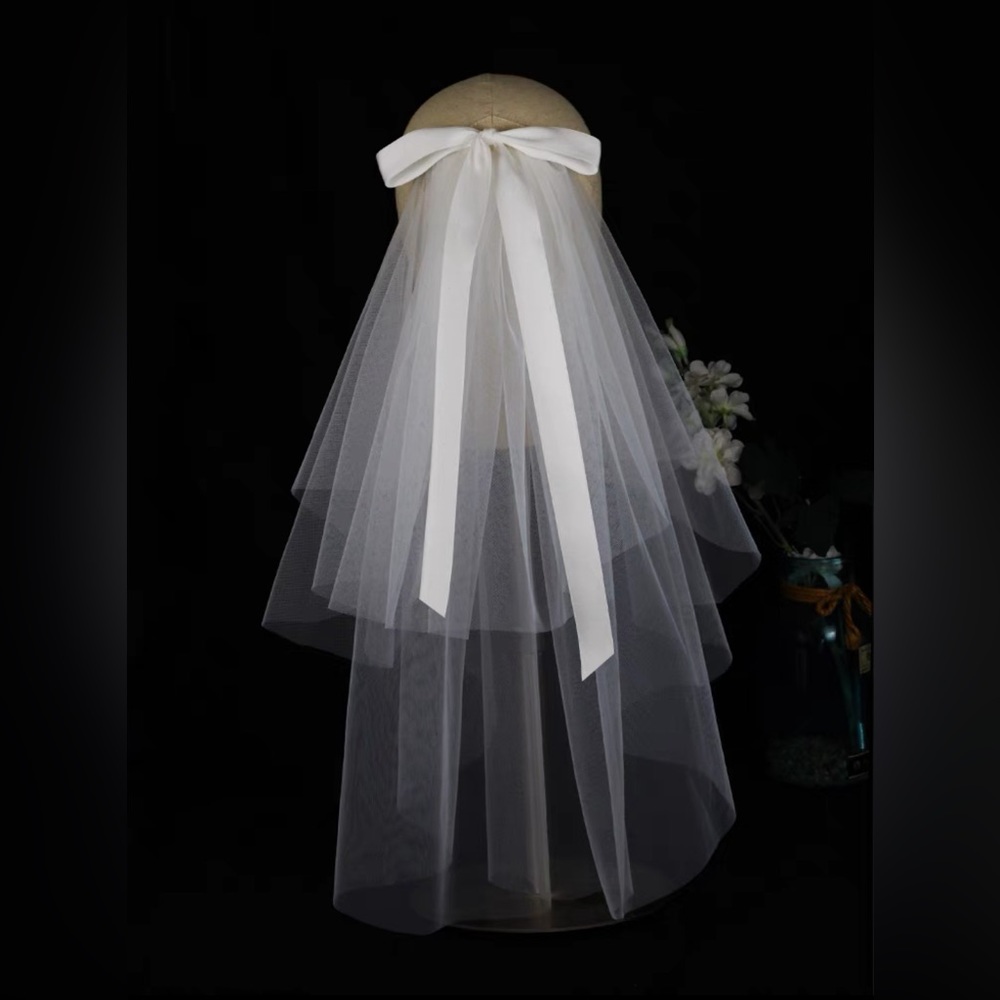 Short Wedding Veil with Slim Silk Bow - Picture 2 of 6